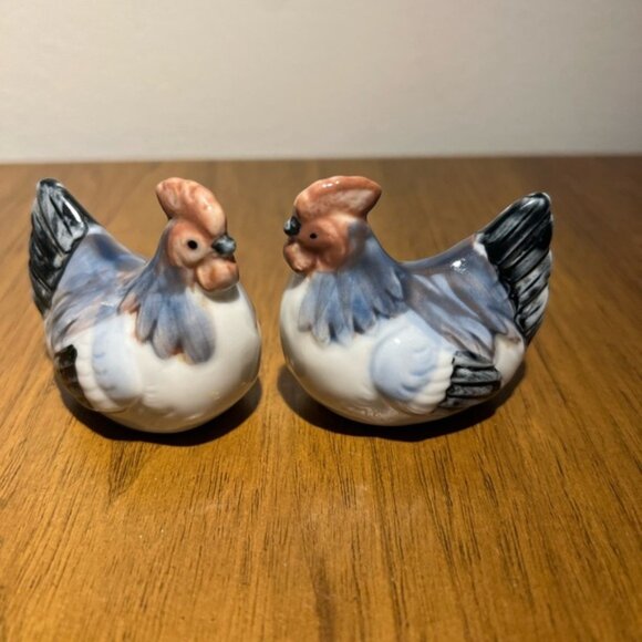 Vintage Collectable Salt And Pepper Shakers Two Chickens Hens - Picture 10 of 10